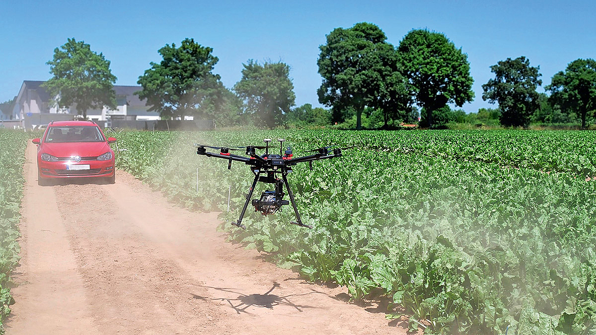 Eine Drohne mit einer Hyperspektralkamera fliegt über einem Feld.