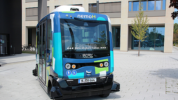 Bild eines blauen, autonomen Shuttlebusses