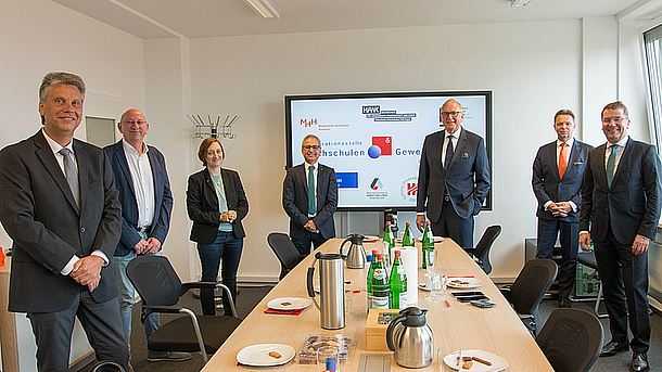 Foto: Von links: Dr. Marc Hudy (Hochschule für Angewandte Wissenschaft und Kunst Hildesheim/Holzminden/Göttingen), Torsten Hannig, Dr. Eva Clasen, Dr. Mehrdad Payandeh (alle DGB), Prof. Dr. Dr. h.c. Wolfgang-Uwe Friedrich (Universität Hildesheim), Prof. Dr. Volker Epping (Leibniz Universität Hannover), Prof. Dr. Josef von Helden (Hochschule Hannover) bei der Unterzeichnung der Kooperationsvereinbarung  