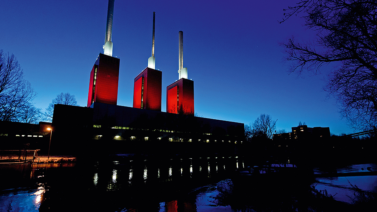 Das illuminierte Heizkraftwerk Linden bei Nacht