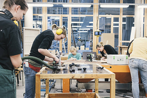 Studierende im Labor