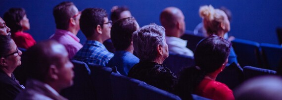 Menschen bei einem Vortrag.