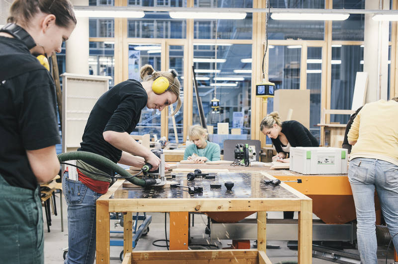 Studierende im Labor