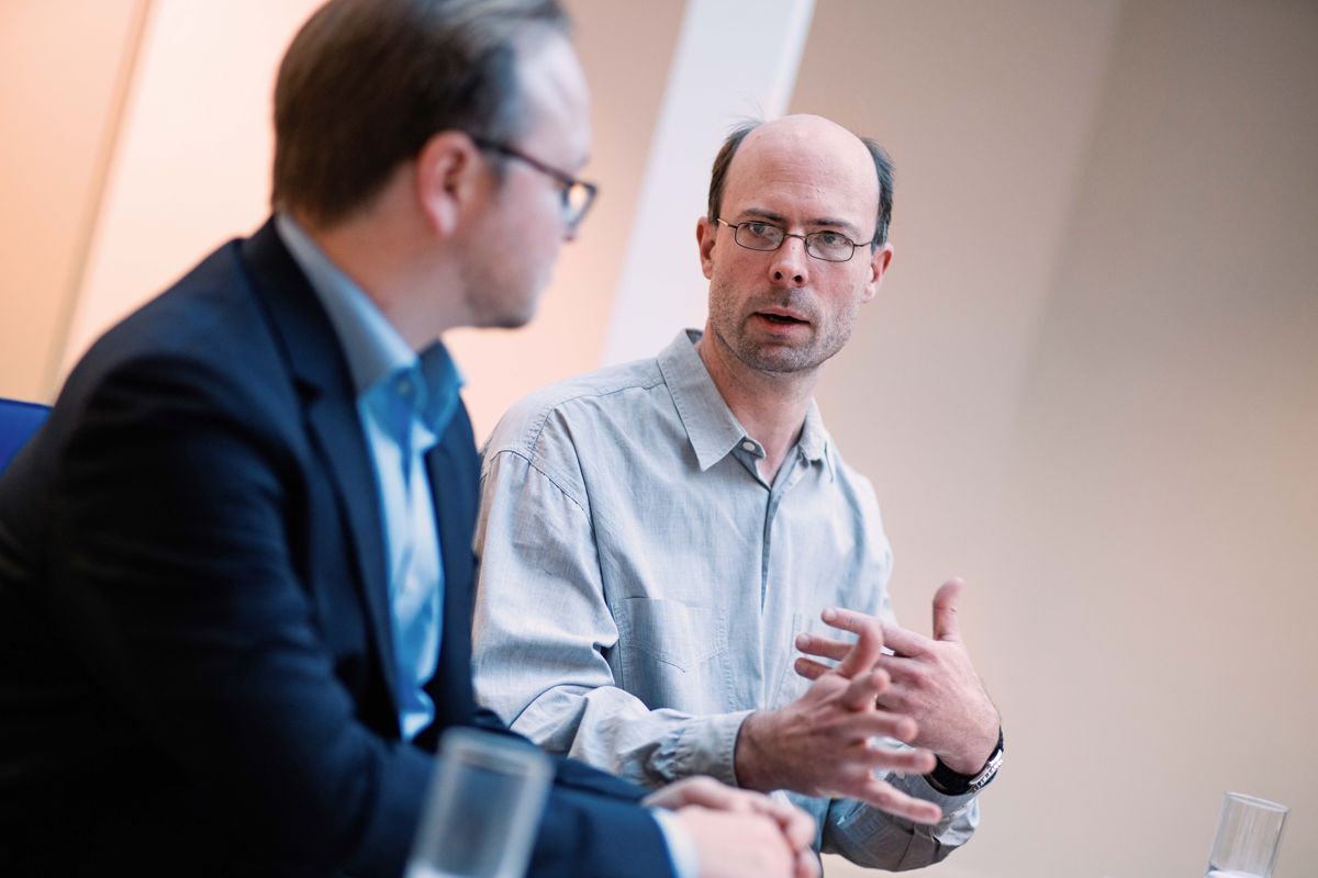 Professor Schank und Professor Rosenhahn sitzen während des Interviews nebeneinander. Professor Rosenhahn spricht in diesem Augenblick.