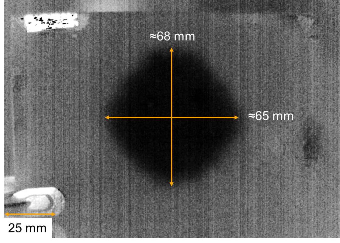 Thermografisches Bild, das den beschädigten Bereich auf der Bauteiloberfläche zeigt und die Abmessungen des Schadens angibt