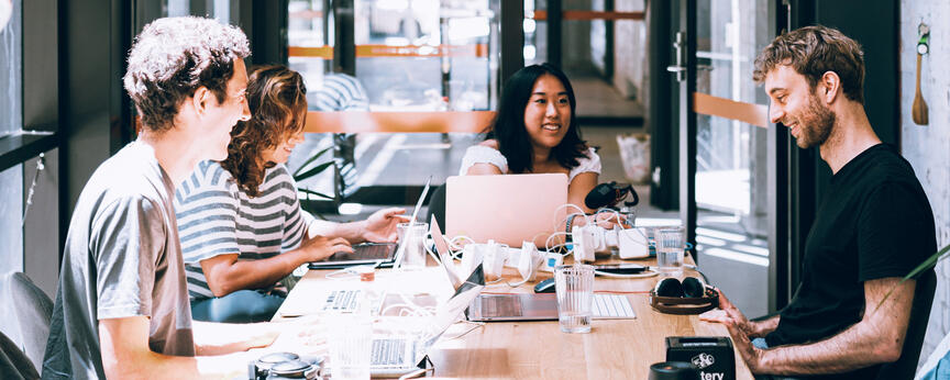 Junge Menschen arbeiten zusammen.